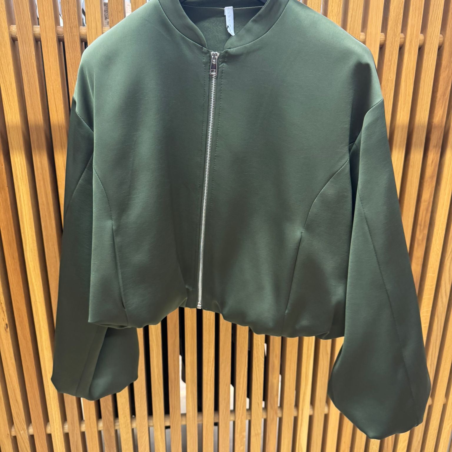 Bomberjacke in Satinoptik
