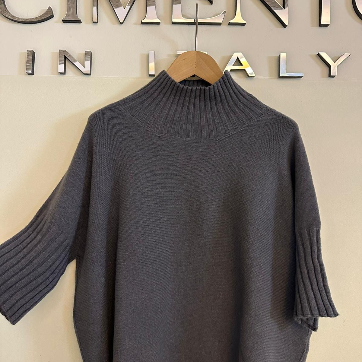 weicher Pullover mit geripptem Stehkragen