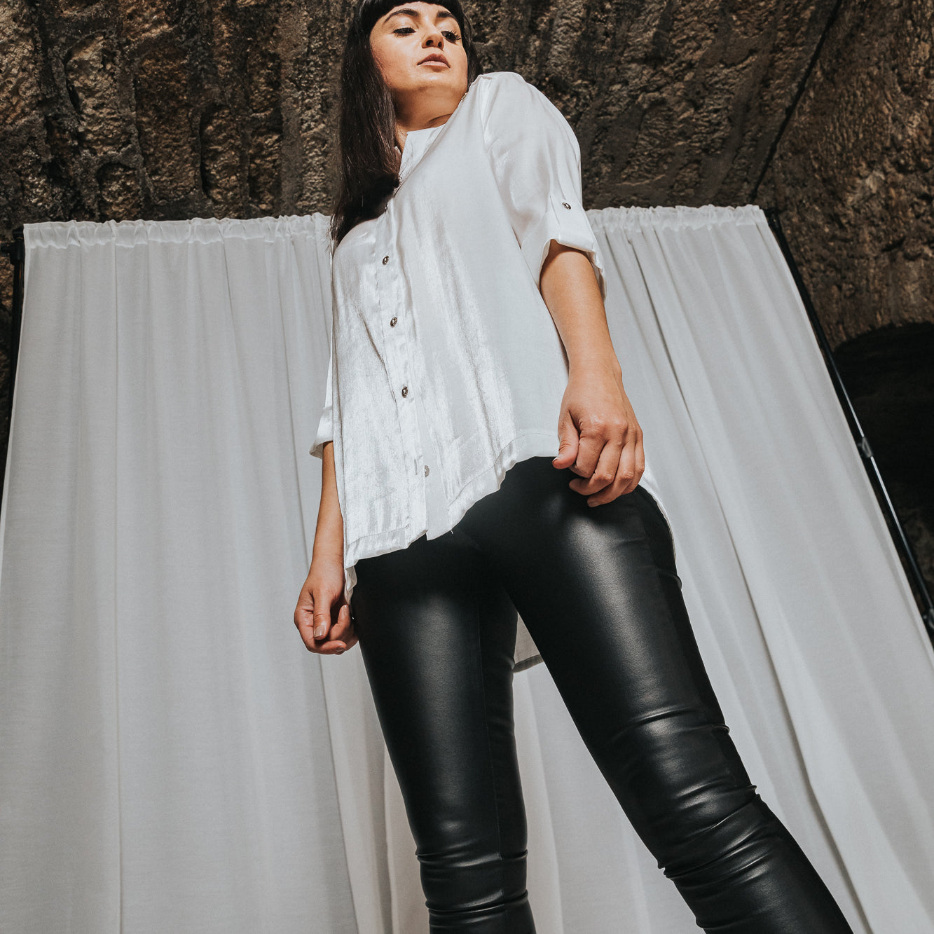 Lange-Bluse-weiß-Casual-Knopfleiste-Lederhose-Lederlegging-Longshirt-Stiefelette-C5-Rinascimento-Salzburg-Austria-Österreich
