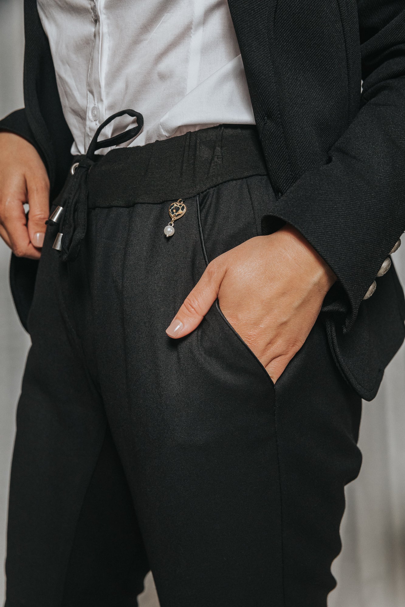 Jogginghose-Hose-Jogger-gemütlich-C5-Rinascimento-dehnbar-Bluse-Blazer-Details-Perle-Bung-Schnürren-Rinascimento-Salzburg-Österreich-Austria
