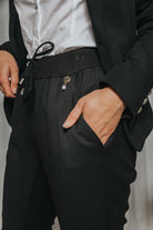 Jogginghose-Hose-Jogger-gemütlich-C5-Rinascimento-dehnbar-Bluse-Blazer-Details-Perle-Bung-Schnürren-Rinascimento-Salzburg-Österreich-Austria