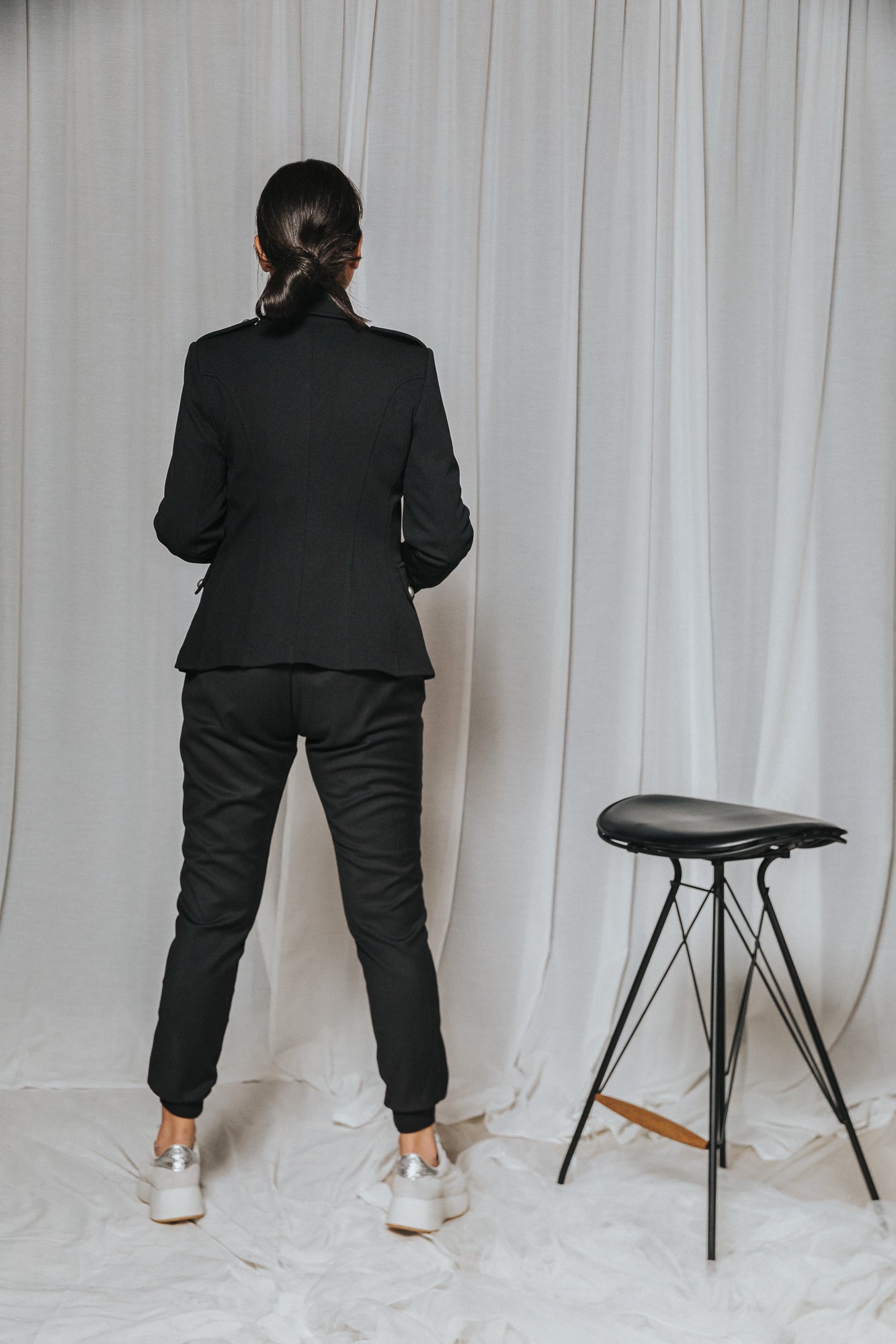Jogginghose-Hose-Jogger-gemütlich-C5-Rinascimento-dehnbar-Bluse-Blazer-Details-Perle-Bung-Schnürren-Rinascimento-Salzburg-Österreich-Austria