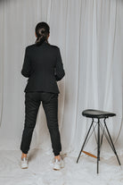 Jogginghose-Hose-Jogger-gemütlich-C5-Rinascimento-dehnbar-Bluse-Blazer-Details-Perle-Bung-Schnürren-Rinascimento-Salzburg-Österreich-Austria