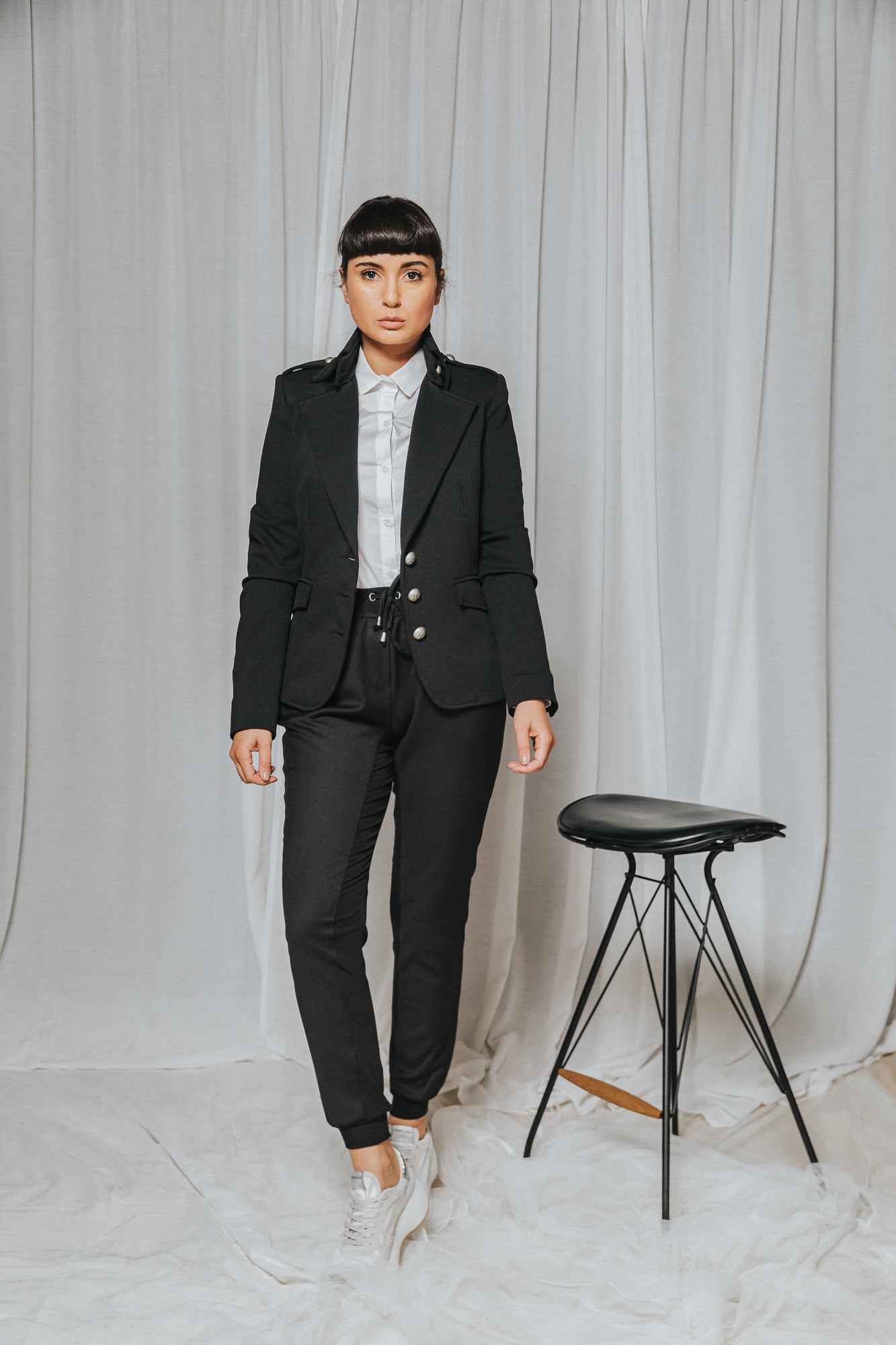 Jogginghose-Hose-Jogger-gemütlich-C5-Rinascimento-dehnbar-Bluse-Blazer-Details-Perle-Bung-Schnürren-Rinascimento-Salzburg-Österreich-Austria