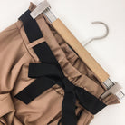 Maschenhose-Hose-Schleife-Masche-Binden-Highheels-Absatzschuhe-Businesslook-Casual-C5-Rinascimento-Salzburg-Oesterreich-Austria
